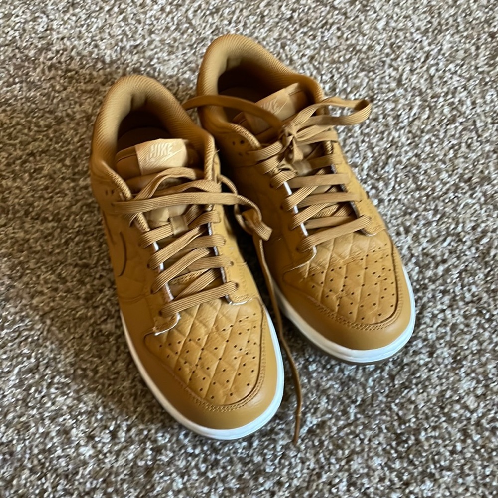 Women’s quilted wheat Nike dunk size 9.5